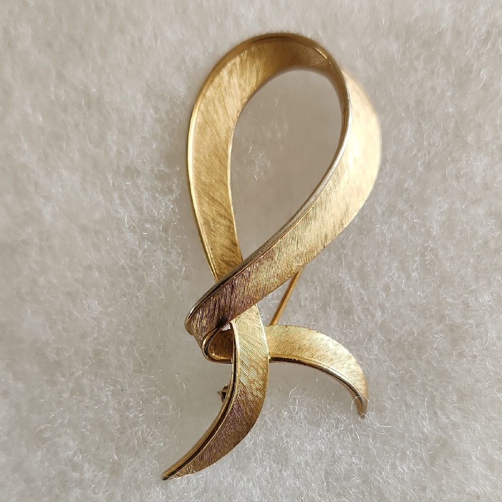 Vintage Trifari gold-tone ribbon style brooch